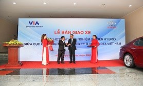 Toyota Việt Nam phối hợp cùng Bộ Công Thương tổ chức lễ bàn giao xe trong chương trình hợp tác theo dõi vận hành của xe công nghệ Hybrid
